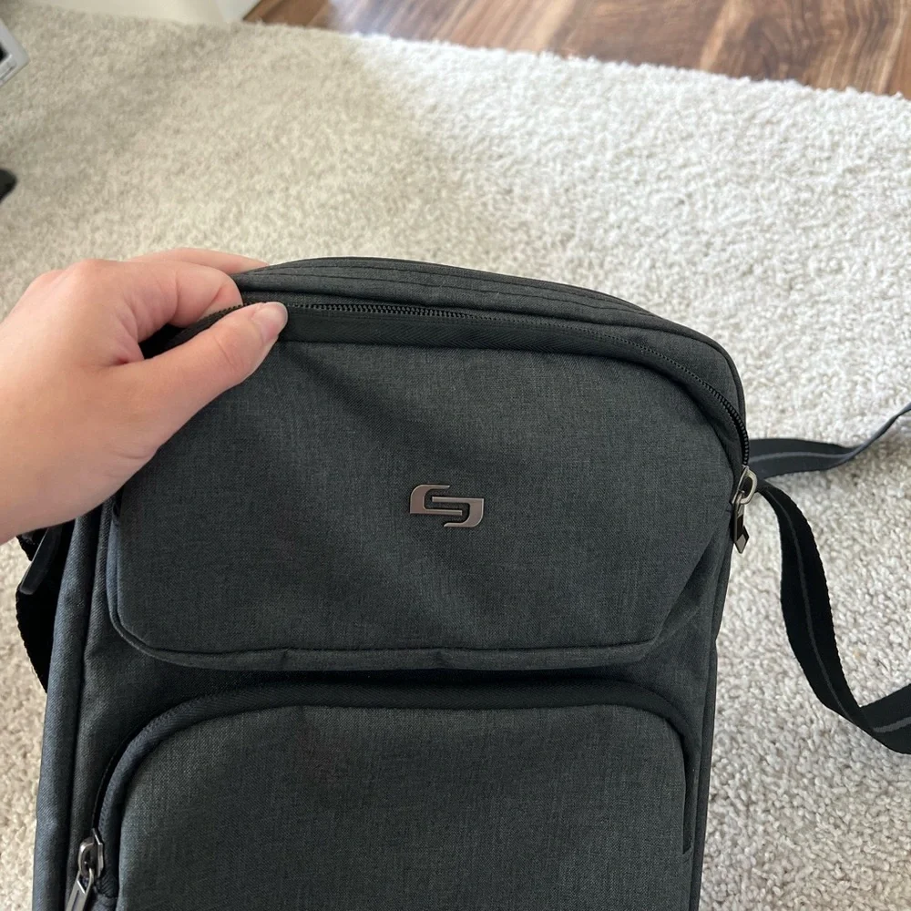 ▪️SOLO NEW YORK: Men’s charcoal sling travel bag w/compartments▪️